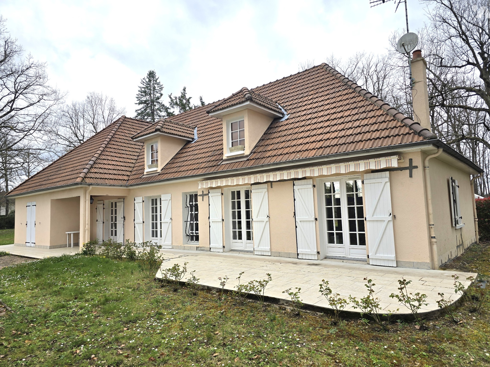Maison 8 pièces 251 m² · à Serbannes · 251 m² · 350 000 €