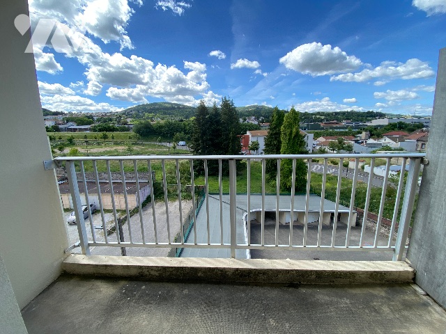 Appartement 3 pièces 67 m² · à Chambon-Feugerolles · 66,6 m² · 59 000 €