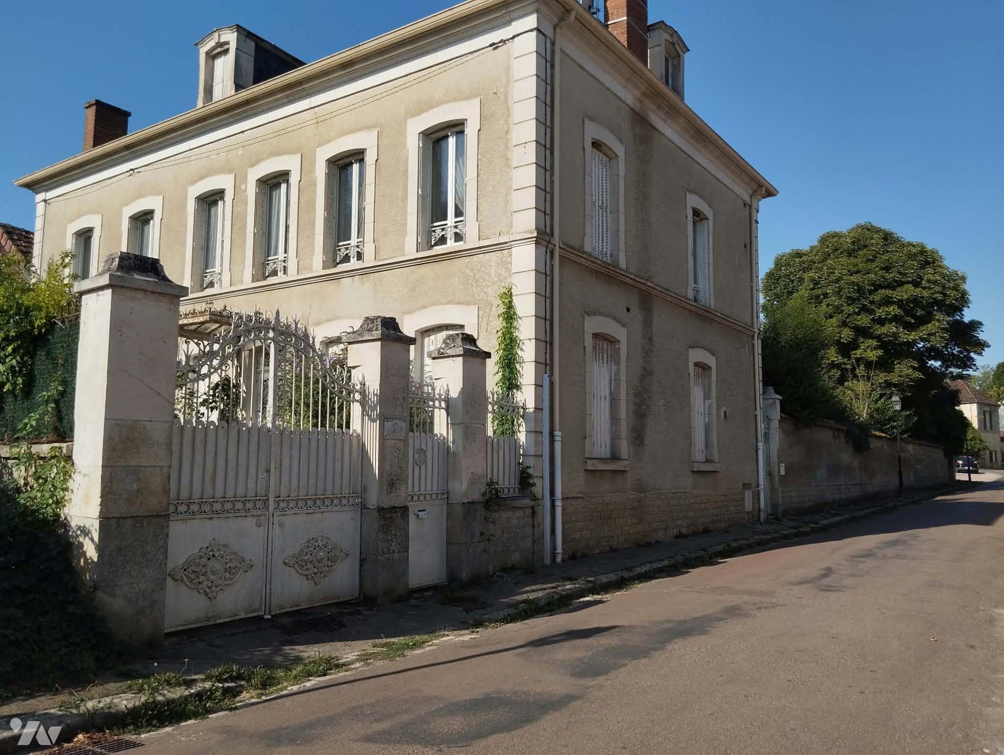 Maison 9 pièces 220 m² · à Surgy · 219,6 m² · 203 720 €