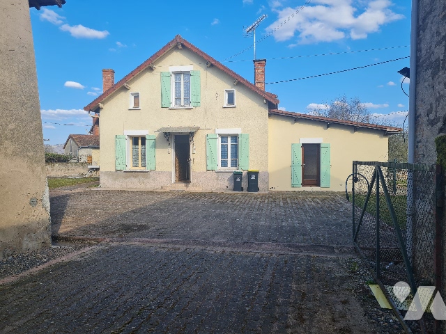 Maison 6 pièces 187 m² · à Saint-Priest-Bramefant · 187 m² · 170 000 €