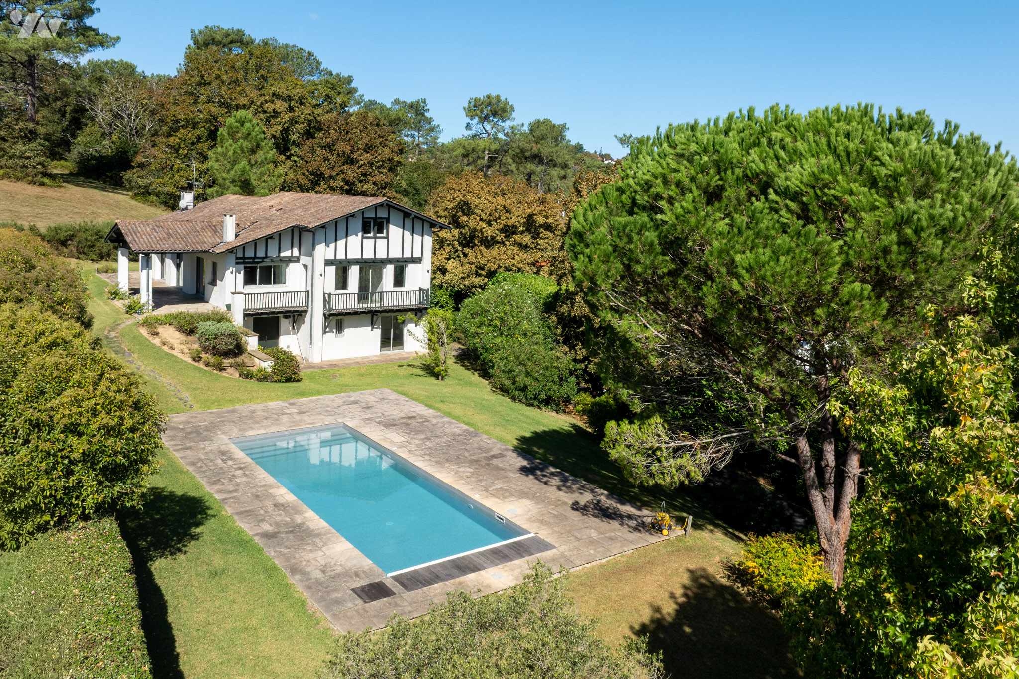 Maison 6 pièces 330 m² · à Bassussarry · 330 m² · 1 351 351 €