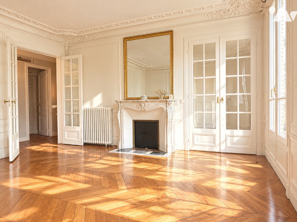 Appartement 4 pièces 115 m² · à Paris 18e Arrondissement · 114,7 m² · 874 000 €
