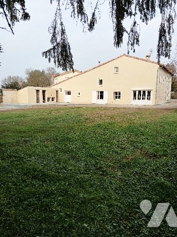 Maison 7 pièces 241 m² · à Foye-Monjault · 241 m² · 285 000 €