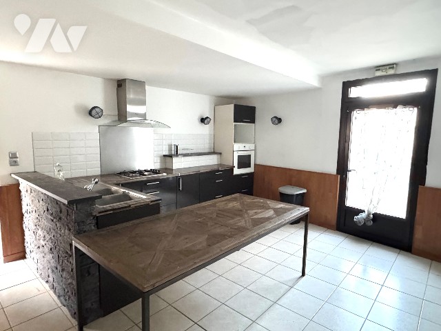 Maison 4 pièces 140 m² · à Saint-Varent · 140 m² · 70 000 €