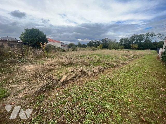 Terrain 1070 m² · à Montagnat · 1 070 m² · 65 000 €