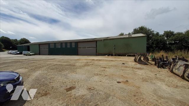 Garage 1365m² — Saint-Hernin