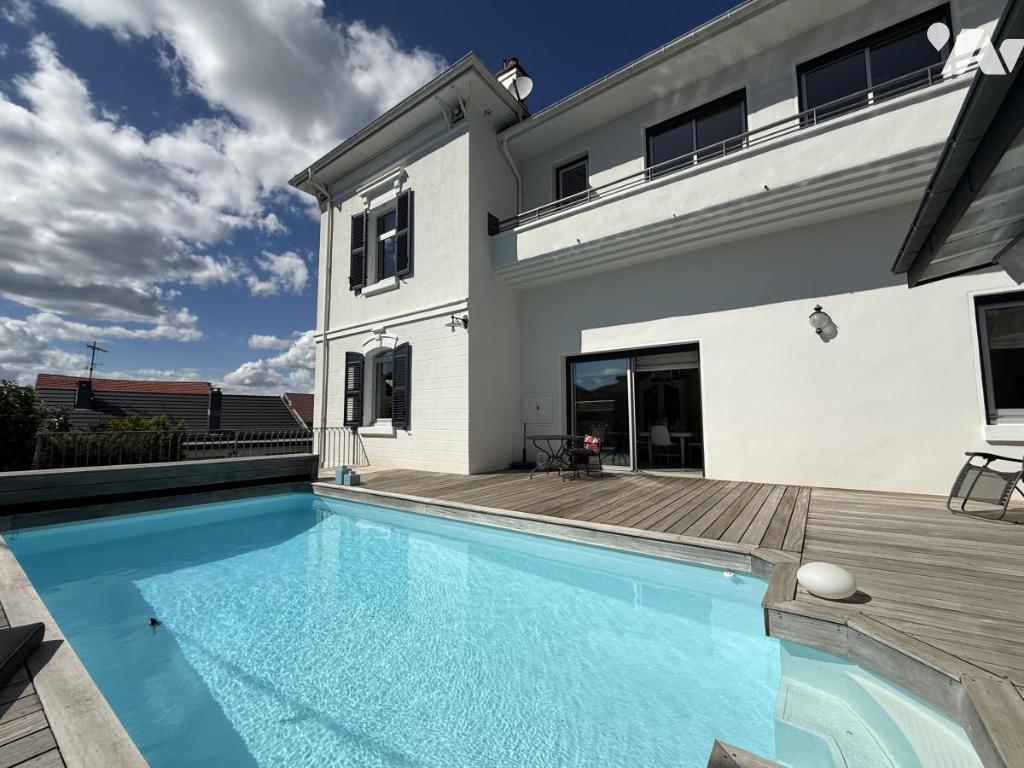Maison 225 m² · à Oyonnax · 225 m² · 550 000 €