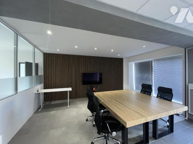 Rental - Business premises - OYONNAX - 01055-L41