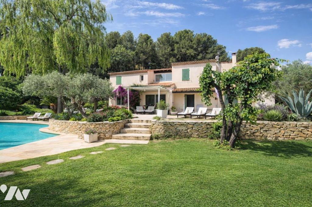 Maison 7 pièces 221 m² · à Saint-Mitre-les-Remparts · 221 m² · 850 000 €