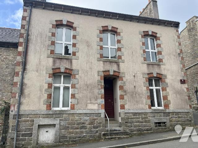Immeuble 157 m² · à Quintin · 157 m² · 230 000 €