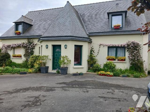 Maison 10 pièces 329 m² · à Châtelaudren-Plouagat · 329 m² · 350 000 €