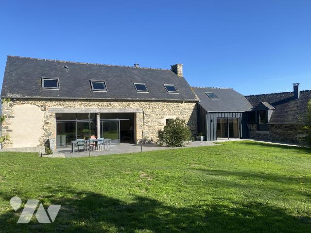 Maison 304 m² · à Ploëzal · 304 m² · 680 000 €