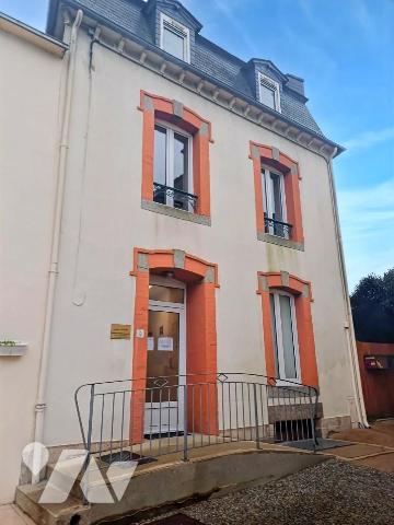 Immeuble 80m² — Uzel