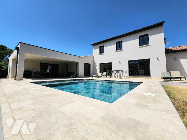 Maison 8 pièces 220 m² · à Uchaux · 220 m² · 669 000 €