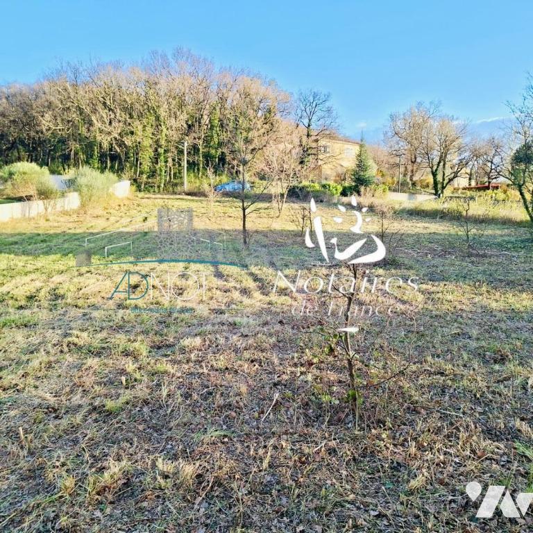 Terrain 1855 m² · à Charols · 1 855 m² · 140 000 €