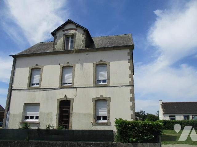 Maison 5 pièces 144 m² · à Trébrivan · 144 m² · 65 000 €