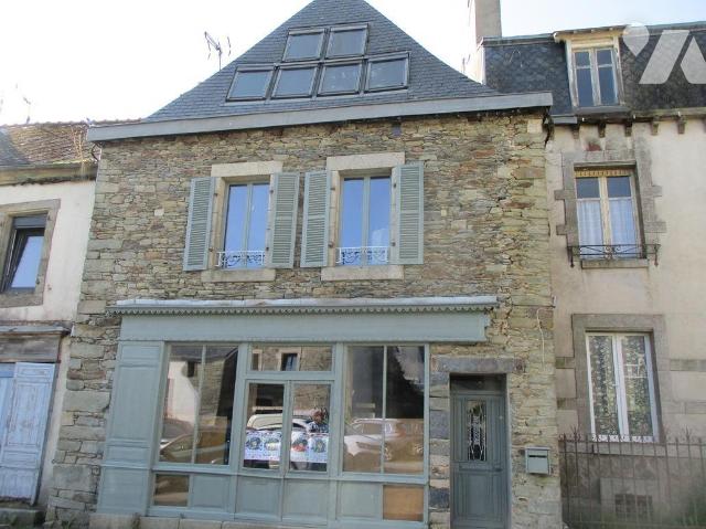 Maison 5 pièces 244 m² · à Carhaix-Plouguer · 244 m² · 102 000 €