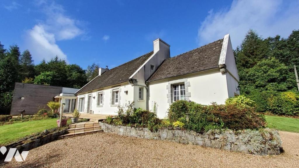 Maison 8 pièces 183 m² · à Huelgoat · 183 m² · 350 000 €