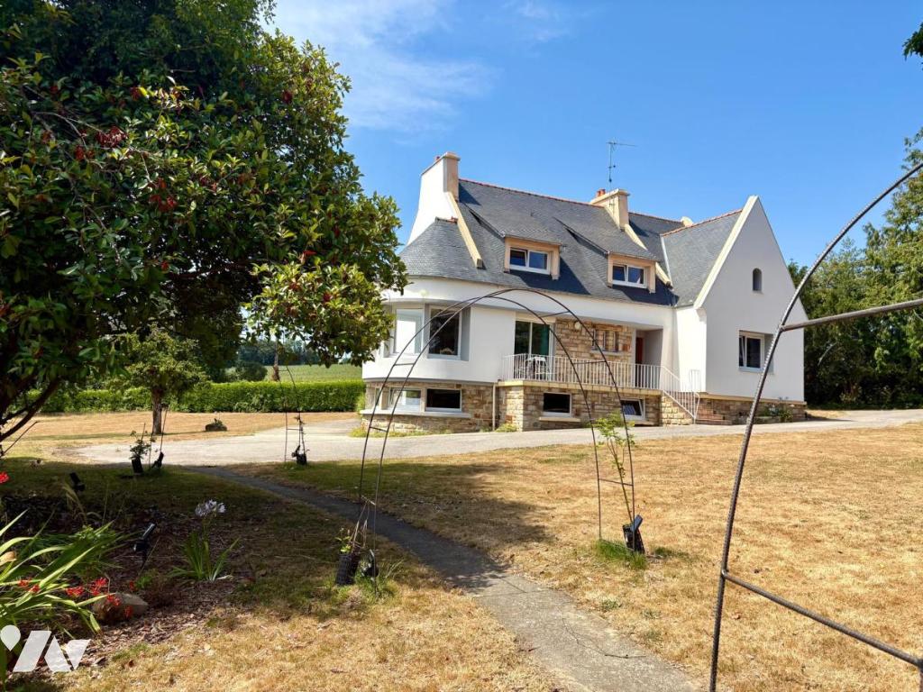 Maison 8 pièces 191 m² · à Saint-Hernin · 191 m² · 330 000 €