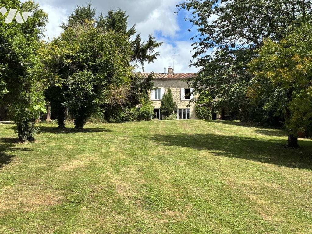 Maison 8 pièces 260 m² · à Mesterrieux · 260 m² · 220 000 €