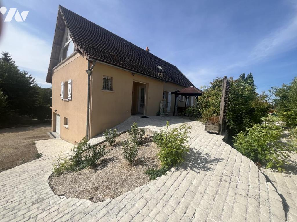 Maison 10 pièces 232 m² · à Saint-Épain · 232 m² · 300 000 €