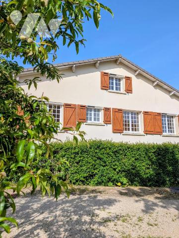 Maison 6 pièces 136 m² · à Montaigu-Vendée · 135,9 m² · 300 000 €
