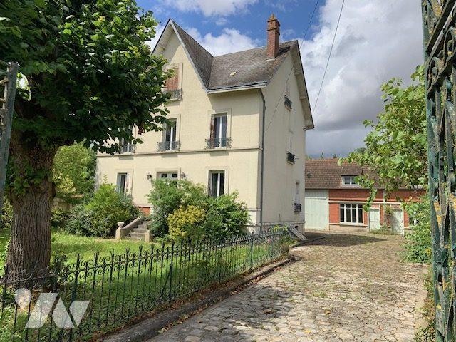 Maison 8 pièces 230 m² · à Puiseaux · 230 m² · 332 000 €