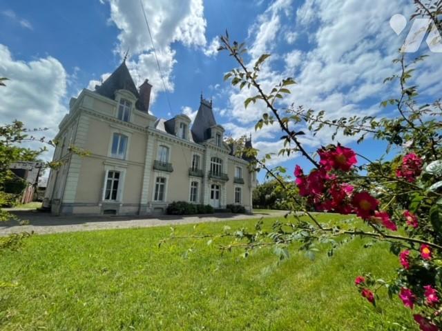 Maison 14 pièces 585 m² · à Val d'Erdre-Auxence · 585 m² · 820 000 €