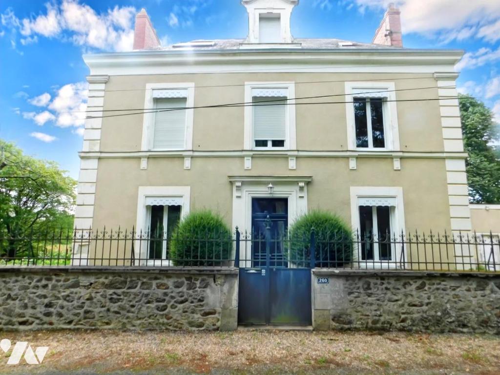 Maison 6 pièces 132 m² · à Étriché · 132 m² · 330 000 €