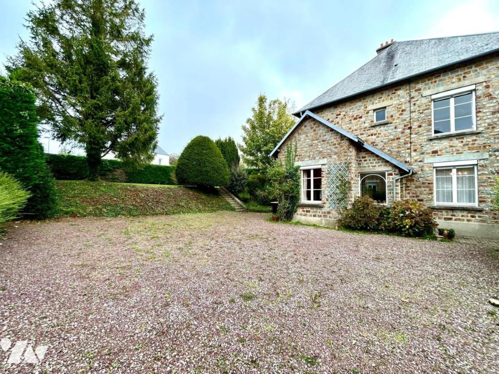 Maison 6 pièces 140 m² · à Saint-Sauveur-le-Vicomte · 139,9 m² · 180 000 €