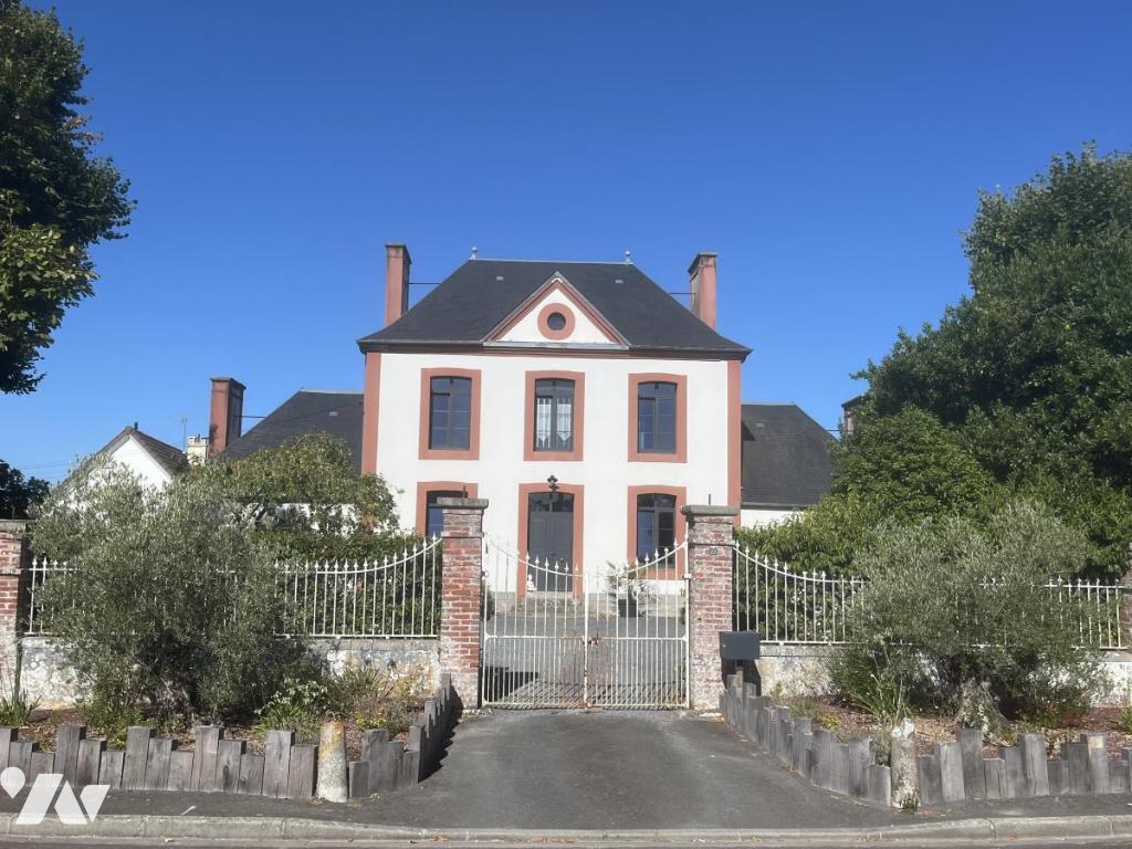 Maison 9 pièces 185 m² · à Montmartin-sur-Mer · 185 m² · 676 000 €