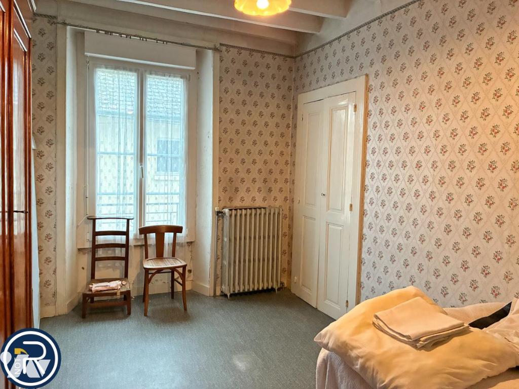 VENTE maison-MONTSURS (53)