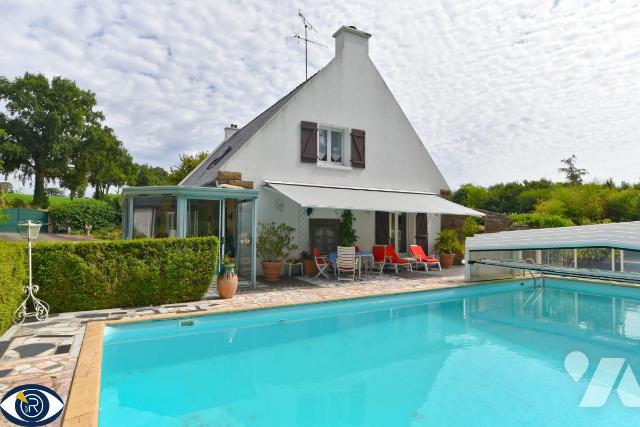 Maison 10 pièces 202 m² · à Montigné-le-Brillant · 202 m² · 350 000 €