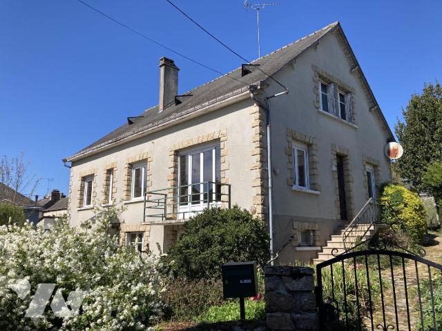 Maison 9 pièces 196 m² · à Andouillé · 196 m² · 190 000 €
