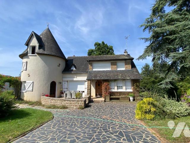 Maison 10 pièces 242 m² · à Bourgneuf-la-Forêt · 242 m² · 250 000 €