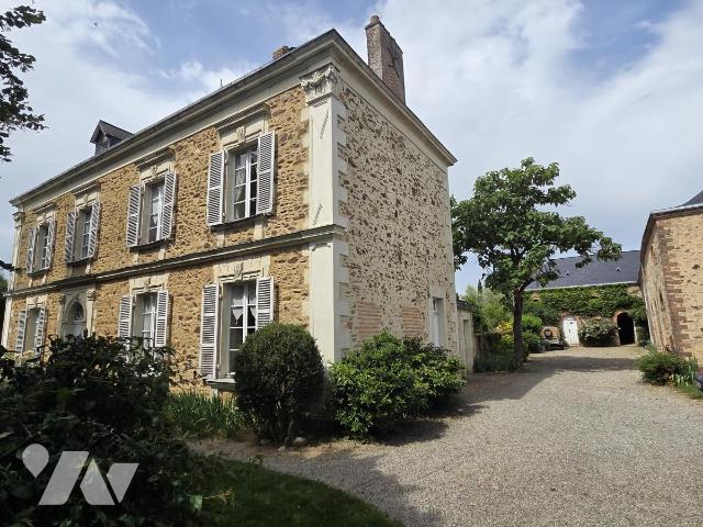 Maison 8 pièces 232 m² · à La Roche-Neuville · 232 m² · 430 000 €
