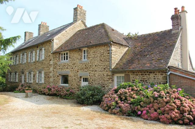 Maison 10 pièces 235 m² · à Tessé-Froulay · 235 m² · 468 000 €