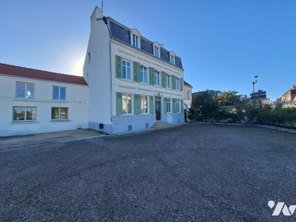 Maison 10 pièces 272 m² · à Guînes · 272 m² · 270 000 €
