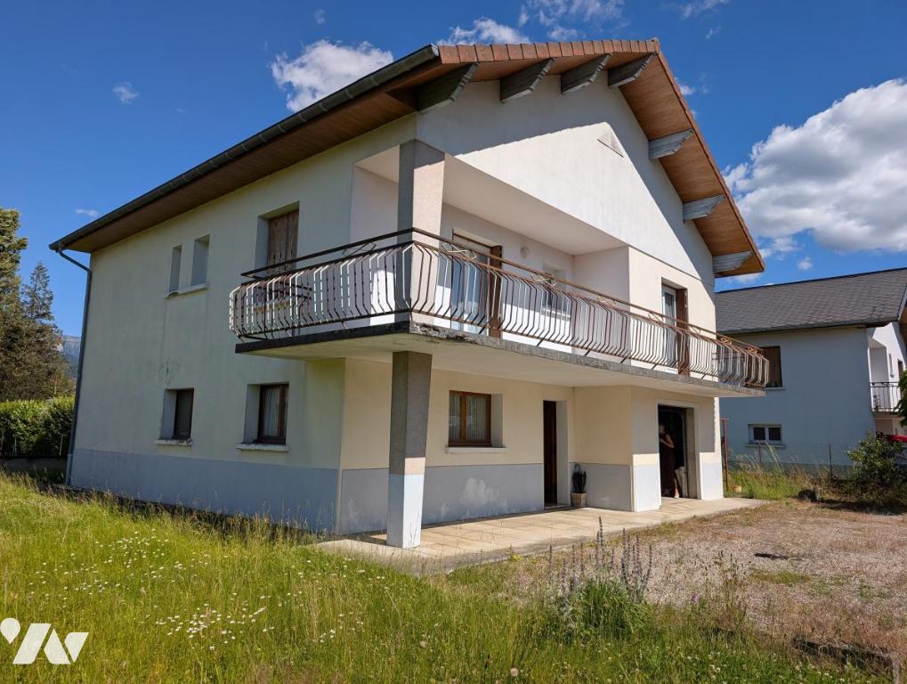 Maison 141 m² · à Entre-Deux-Guiers · 141,1 m² · 240 385 €