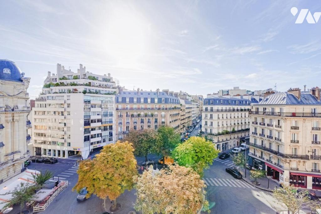 Appartement 6 pièces 200 m² · à Paris 17e Arrondissement · 200,5 m² · 2 400 000 €