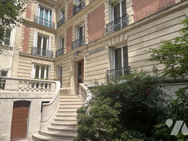 Appartement 3 pièces 104 m² · à Paris 18e Arrondissement · 104,2 m² · 1 215 000 €