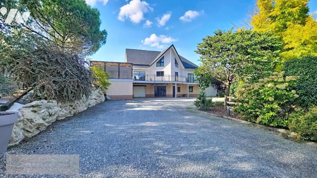 Maison 7 pièces 220 m² · à Rouxmesnil-Bouteilles · 220 m² · 600 000 €