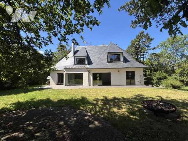 Maison 7 pièces 242 m² · à Saint-Germain-en-Laye · 242 m² · 1 700 000 €