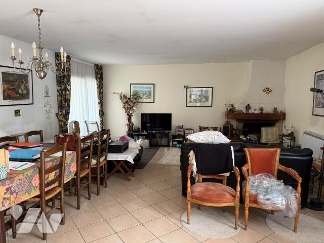Maison 4 pièces 132 m² · à Voisins-le-Bretonneux · 132,4 m² · 390 000 €