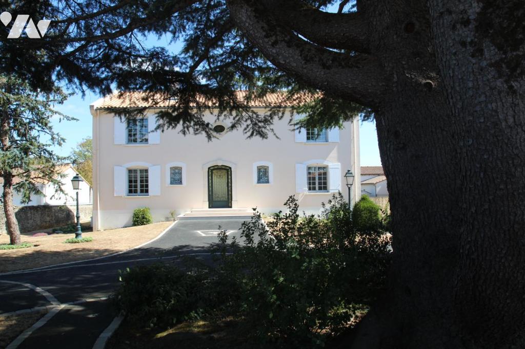 Maison 10 pièces 265 m² · à Niort · 265 m² · 470 000 €