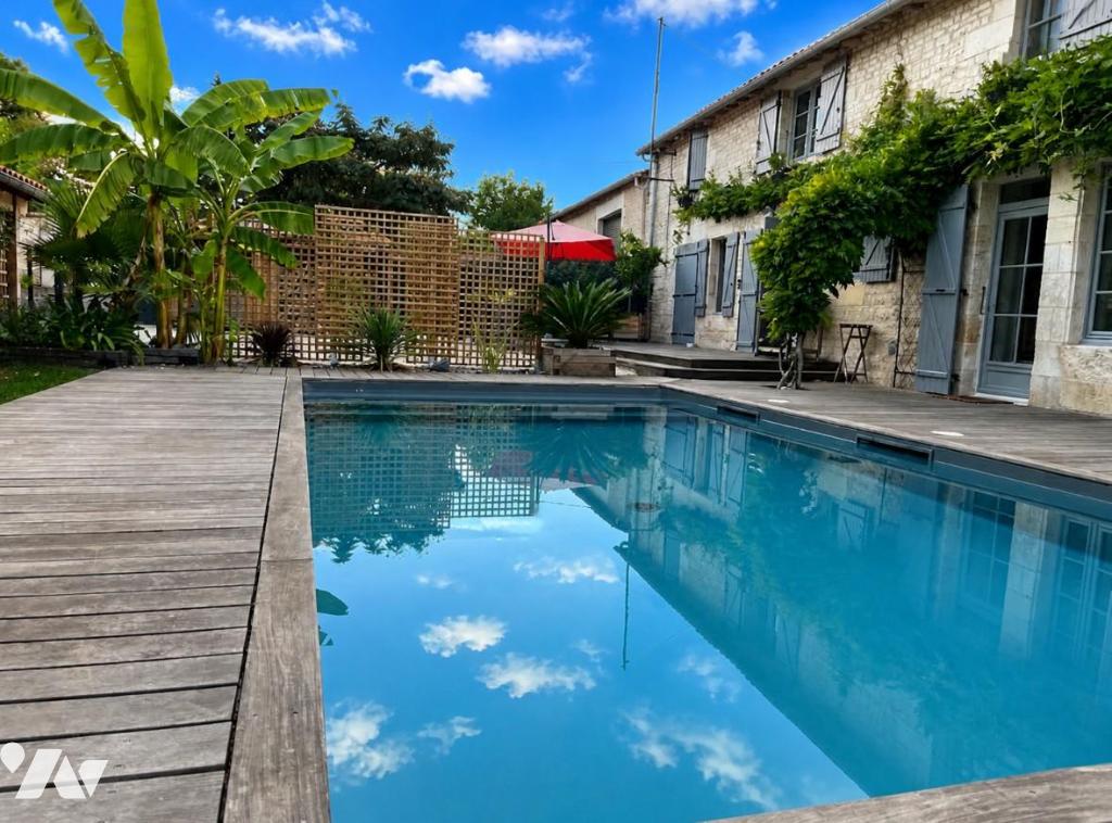 Maison 249 m² · à Magné · 249 m² · 450 000 €
