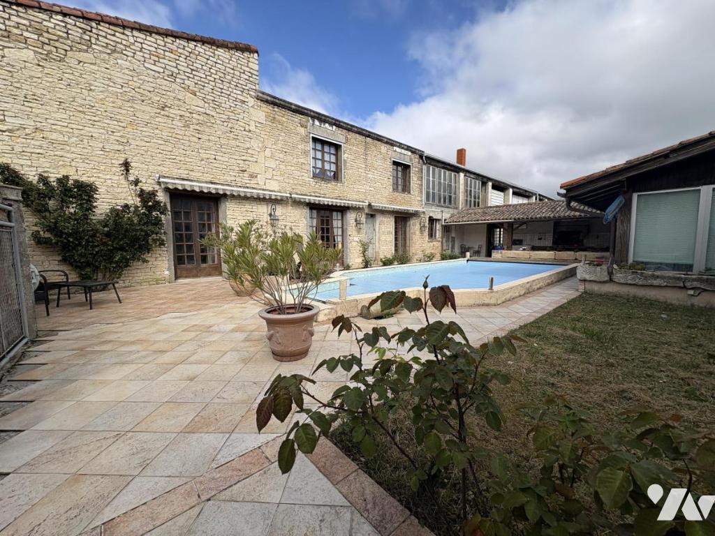 Maison 4 pièces 185 m² · à Épannes · 184,6 m² · 162 000 €