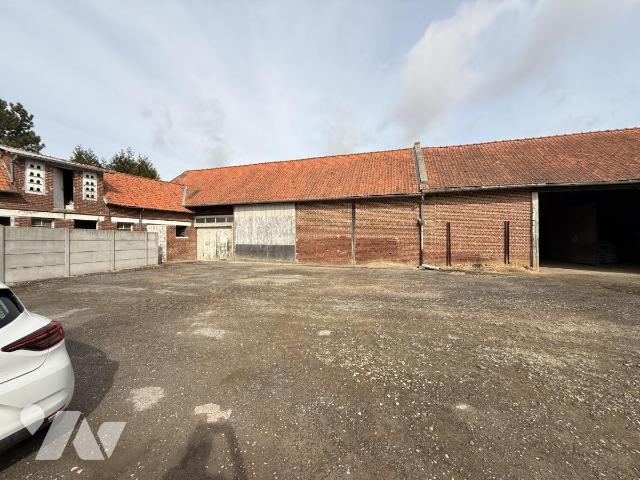 Local divers 995m² — Lamotte-Warfusée