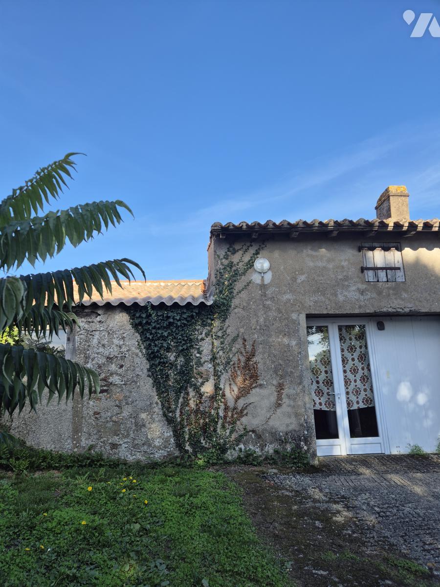 VENTE localDivers-ROCHESERVIERE (85)