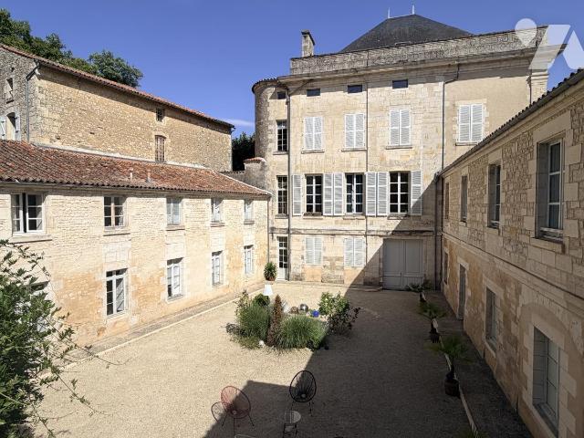Appartement 92 m² · à Fontenay-le-Comte · 92 m² · 140 000 €